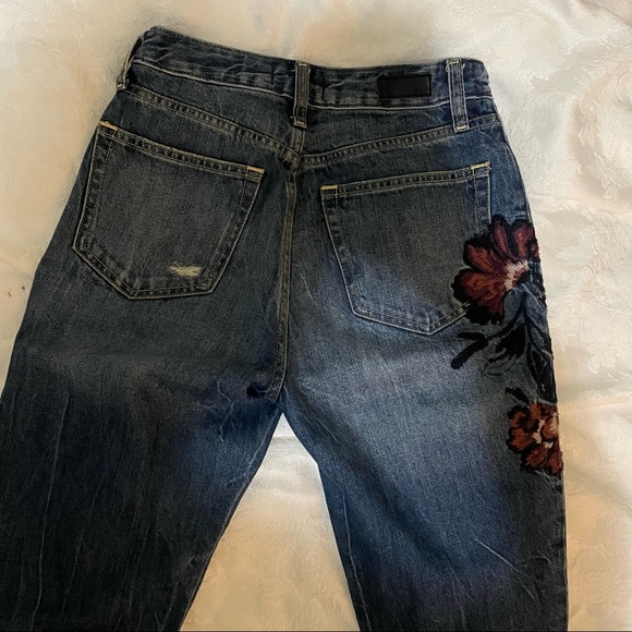 A&F Girlfriend Jeans - Embroidered 00 Short - Picture 7 of 11